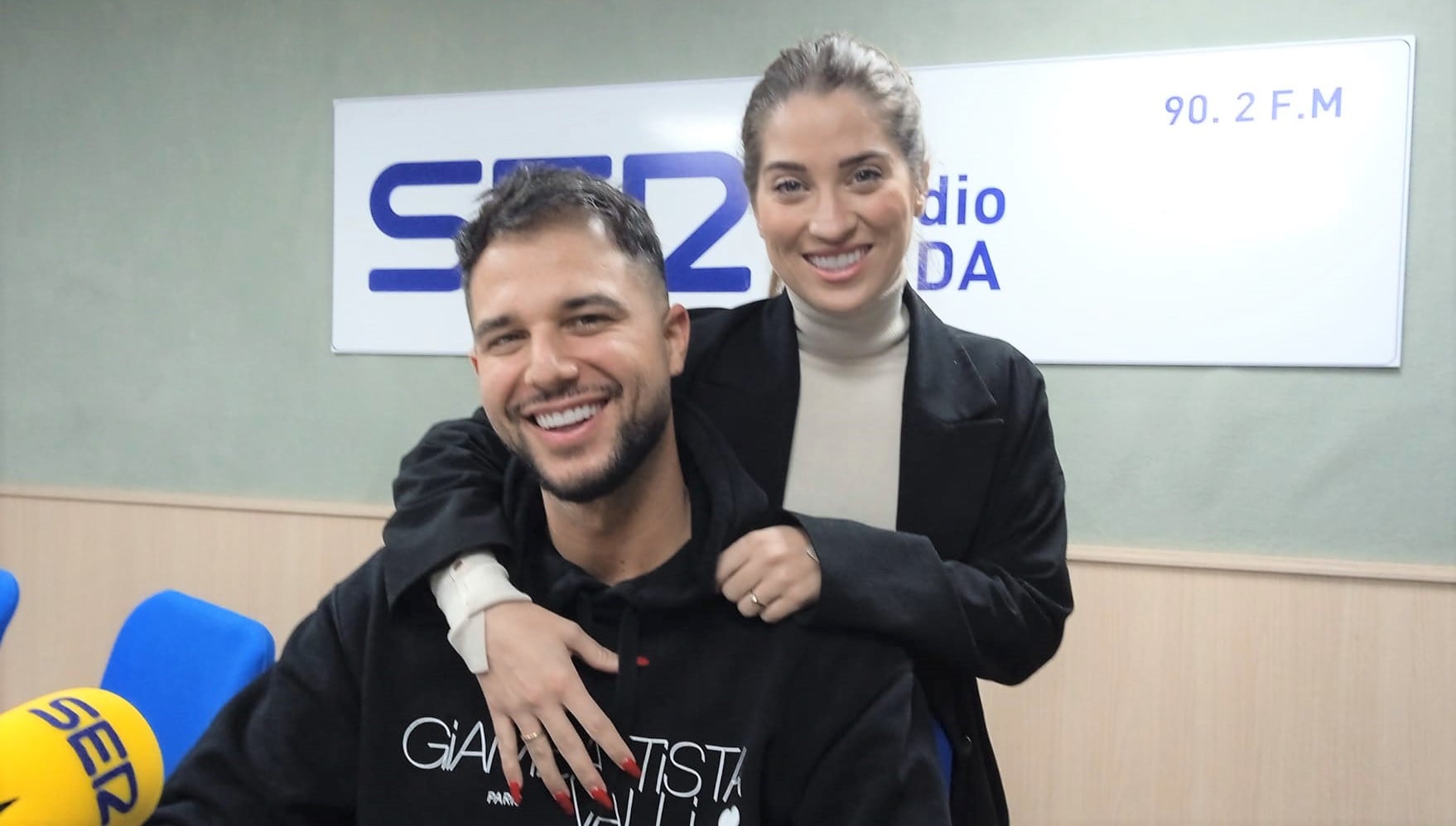 Irene y Javier en el estudio de Radio Elda SER