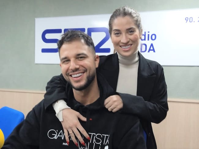 Irene y Javier en el estudio de Radio Elda SER