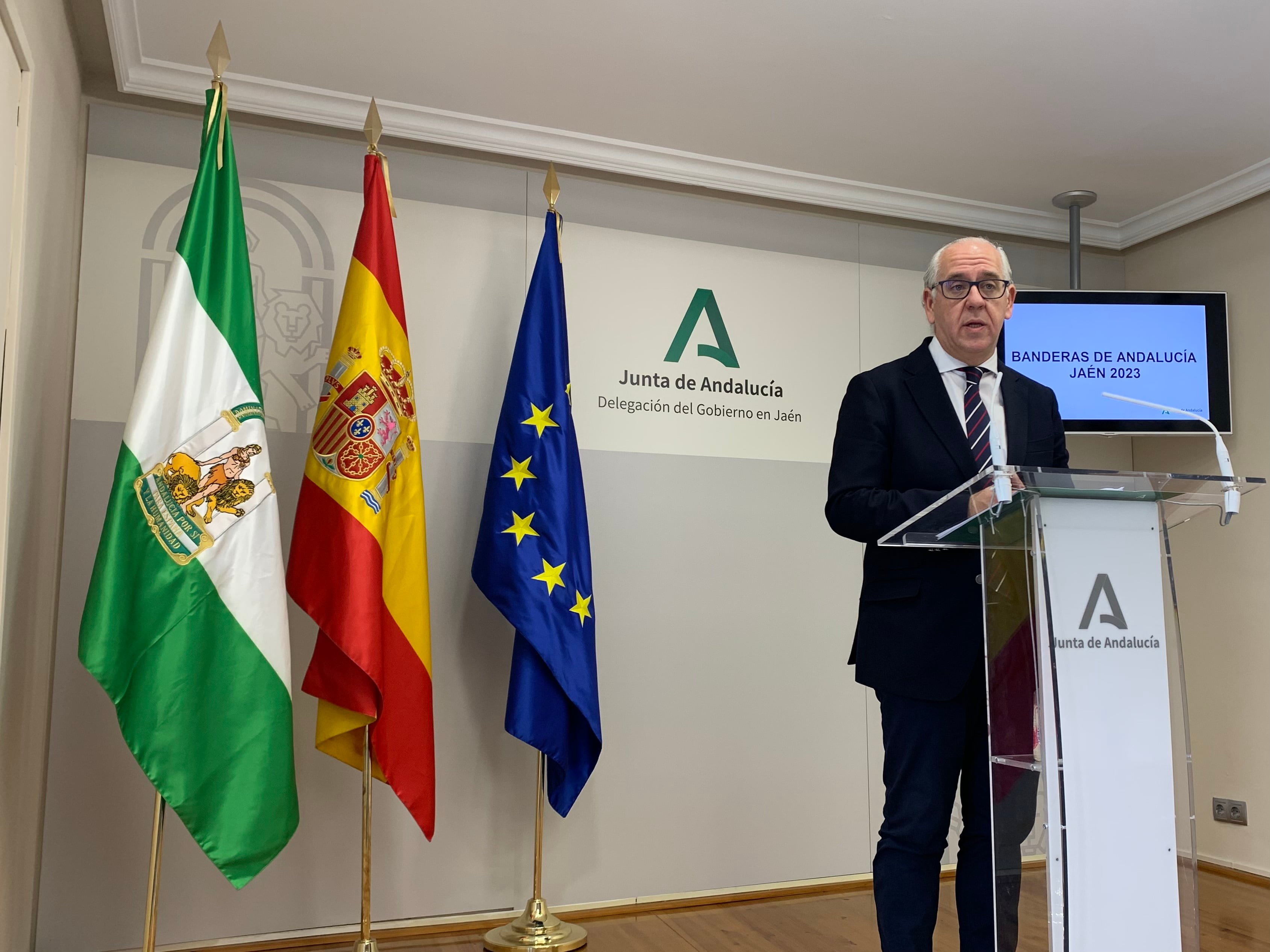 El delegado del gobierno regional en Jaén, Jesús Estrella, da a conocer los premiados con las Banderas de Andalucía.