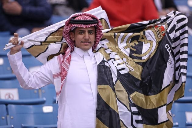 Un aficionado del Real Madrid durante el partido