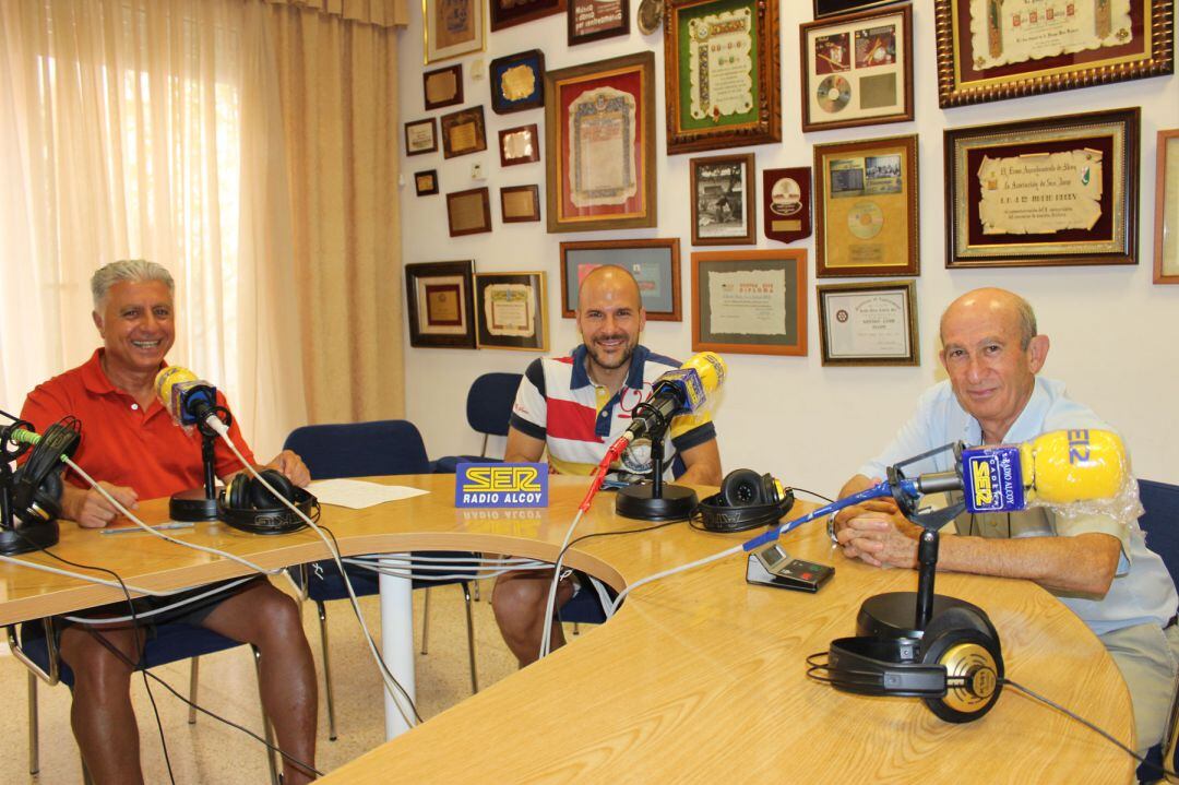 Paco Masanet, presidente de la Junta de Festes, Octavio Cerdá, concejal de Fiestas, y el veterano fester José Luis Pascual