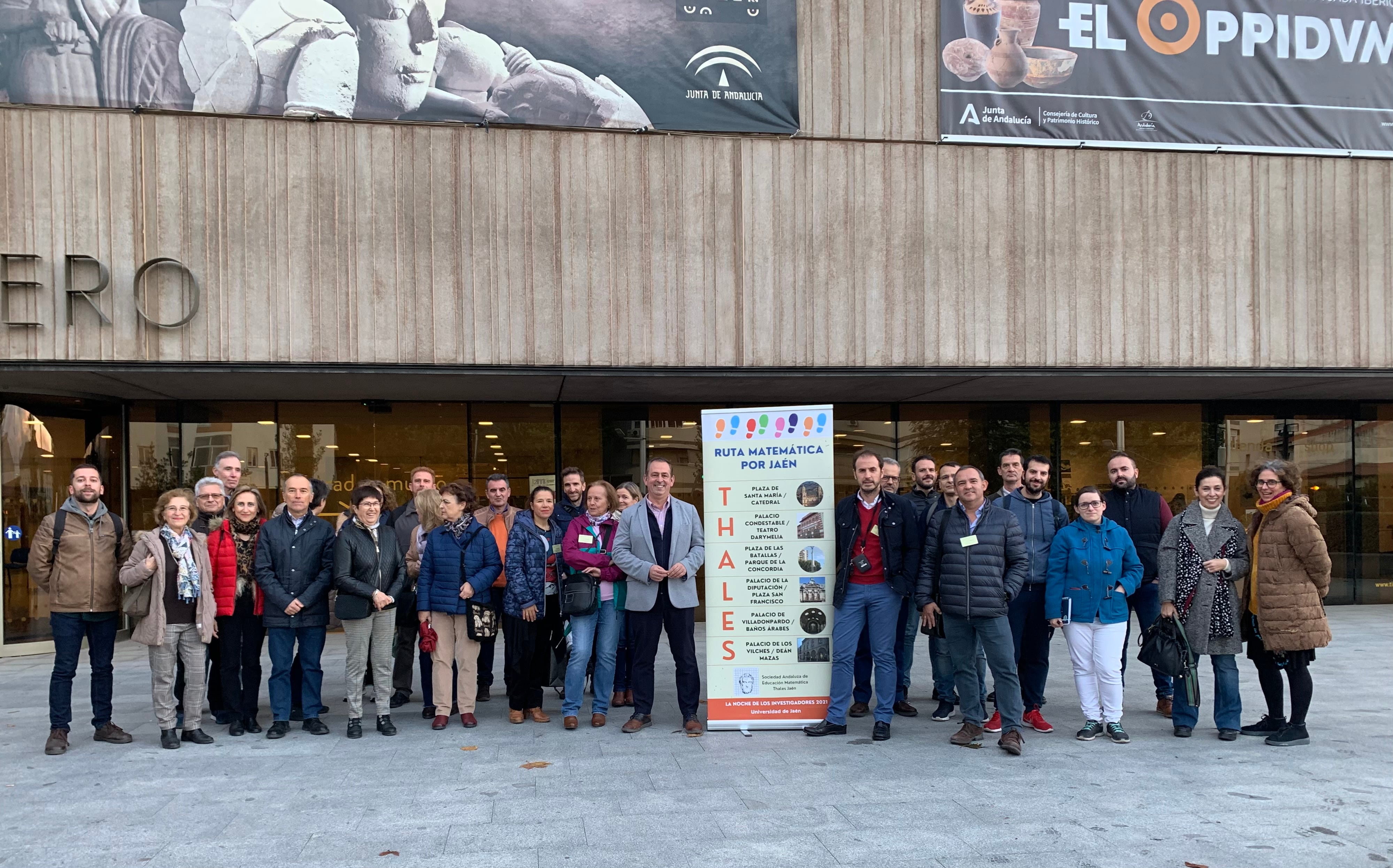 El concejal de Educación, Javier Padorno, y el delegado de la Sociedad Matemática Thales, Juan Antonio Espinosa (a la izqda y derecha del cartel), acompañados de participantes de la ruta.