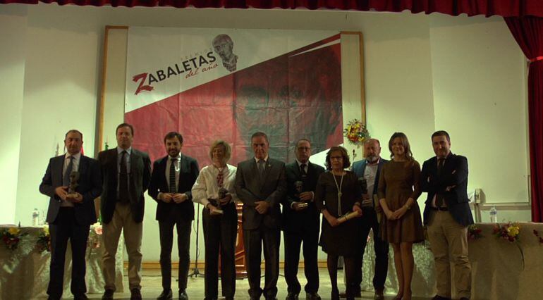 Los premiados junto a las autoridades que entregaron los premios en el acto en la Casa de la Cultura de Quesada