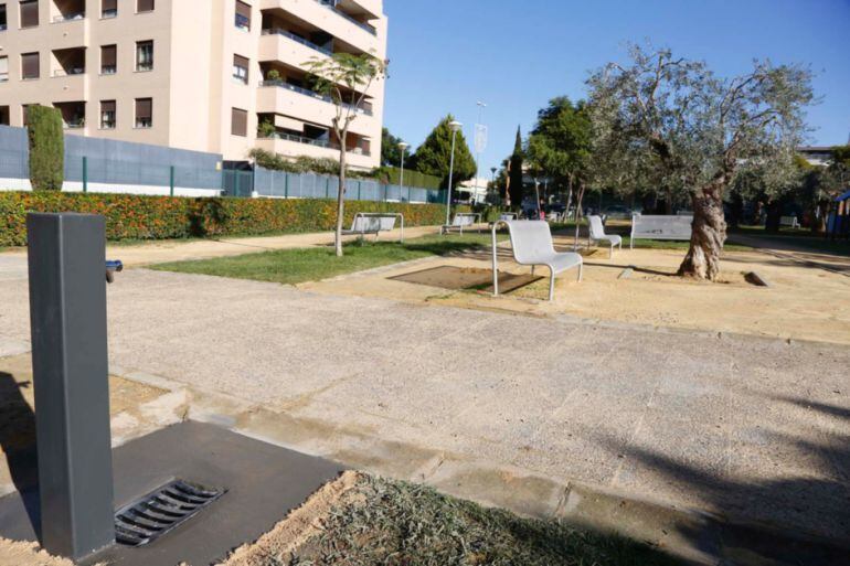 El Ayuntamiento de Mairena del Aljarafe ha comenzado a completar la red de fuentes de agua potable en parques y plazas públicas con la instalación en los que no la tenían.
