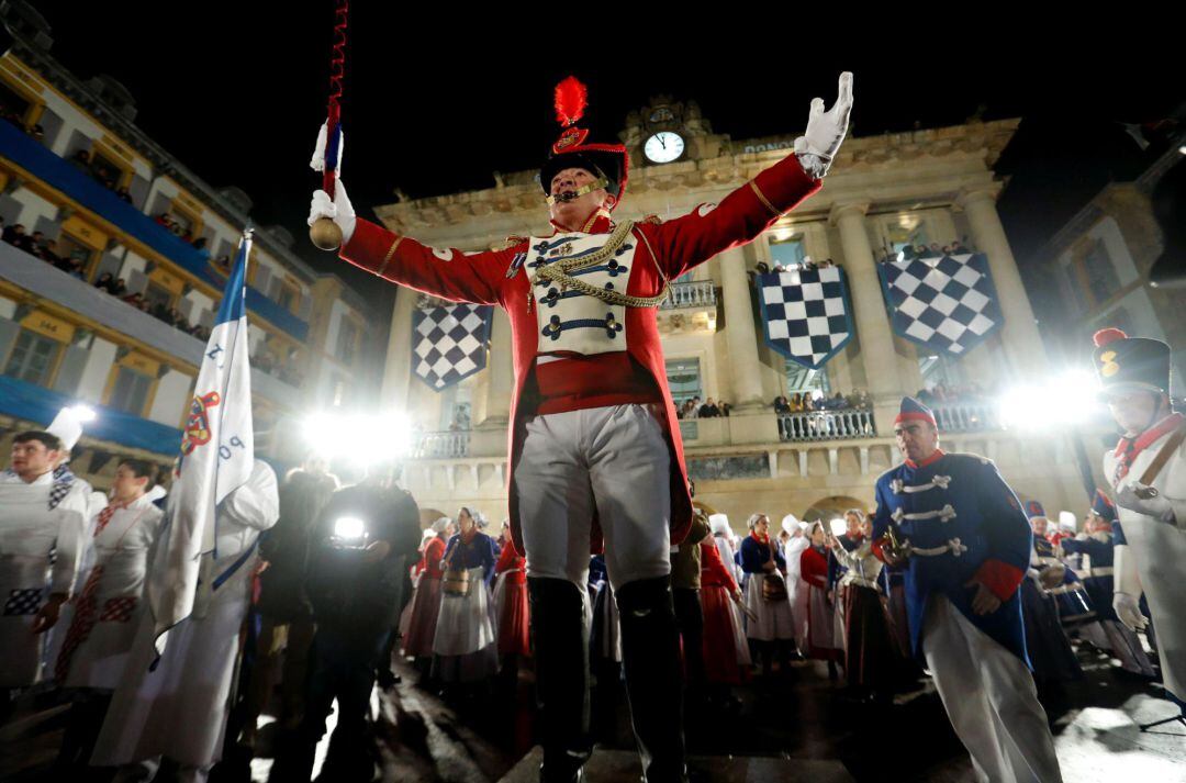 Los tamborreros de la sociedad gastronómica Gaztelubide tocan durante la tradicional izada de la bandera de San Sebastián celebrada hoy en la Plaza de la Constitución, acto que da inicio a la fiesta grande de la ciudad. 