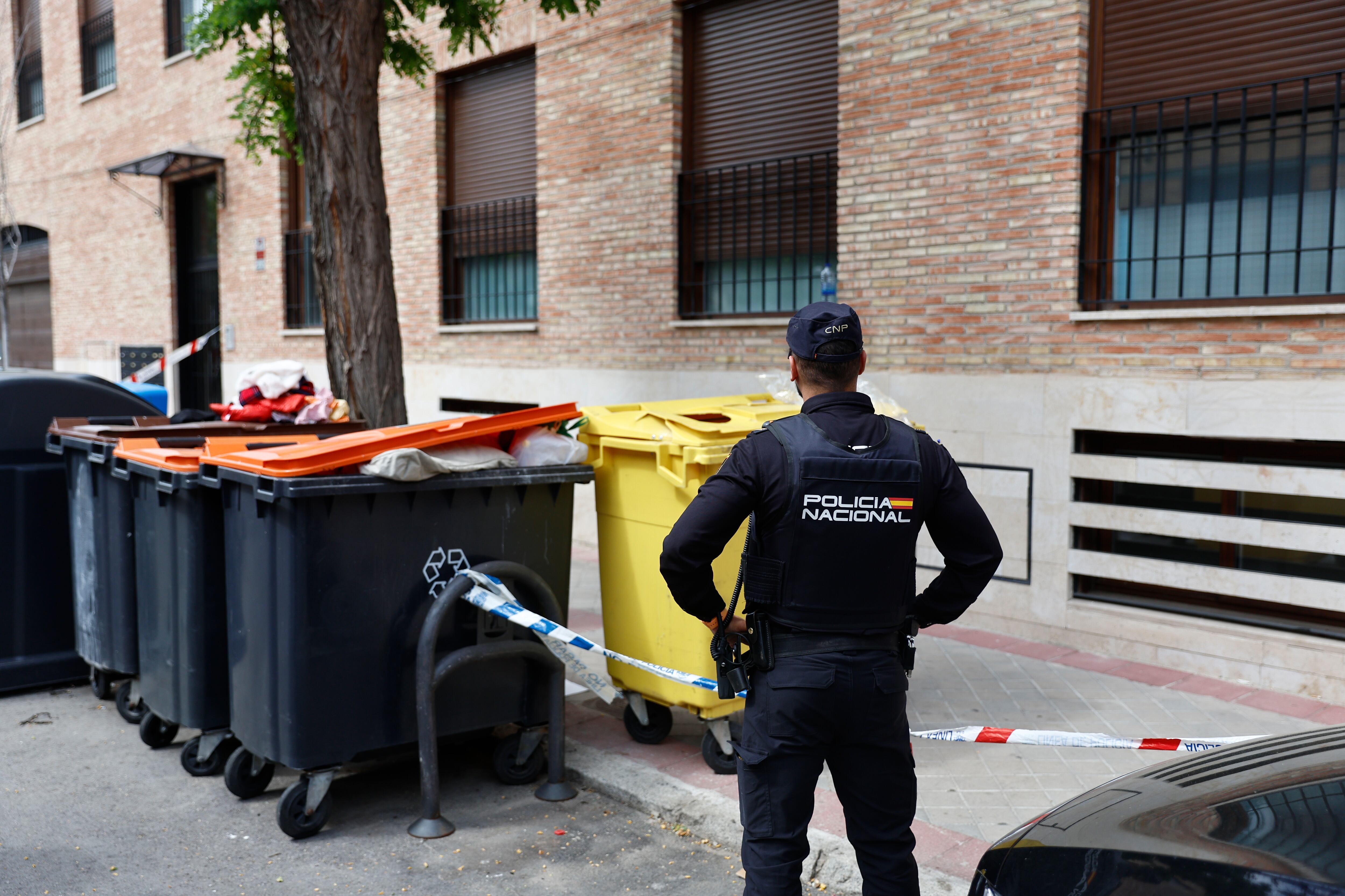 La Policía Nacional investiga el hallazgo del cadáver de un bebé de unos tres meses entre unos cubos de basura del distrito madrileño de Barajas.