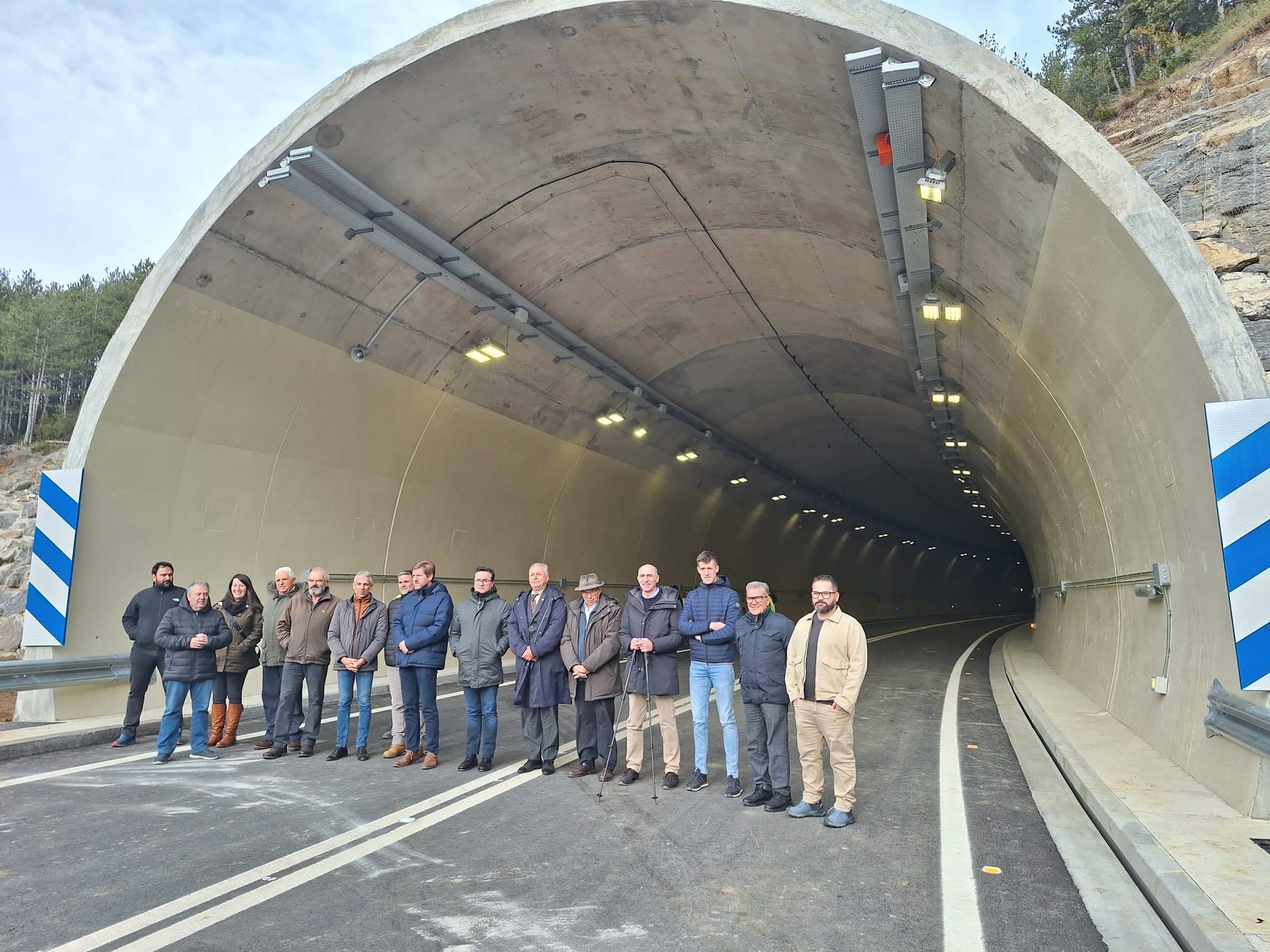 Foto de familia de las autoridades asistentes al acto de apertura de los túneles. Foto: Subdelegación del Gobierno en Huesca