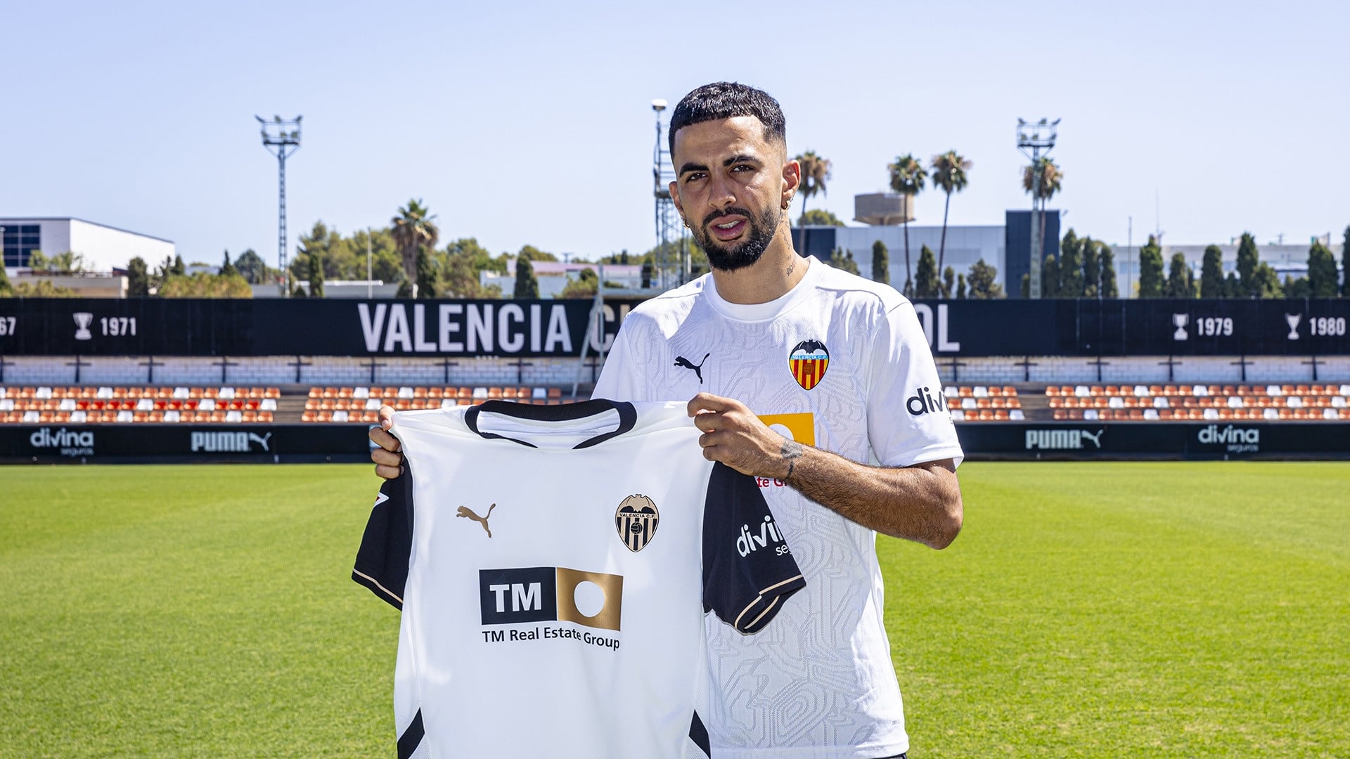 Hamza Bellari llega al vestuario del Eldense