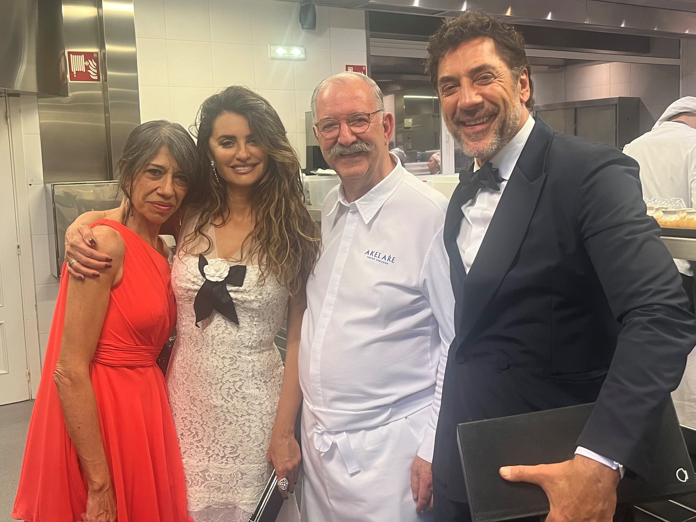 Penélope Cruz y Javier Bardem, junto al chef Pedro Subijana, en la cocina de su restaurante.