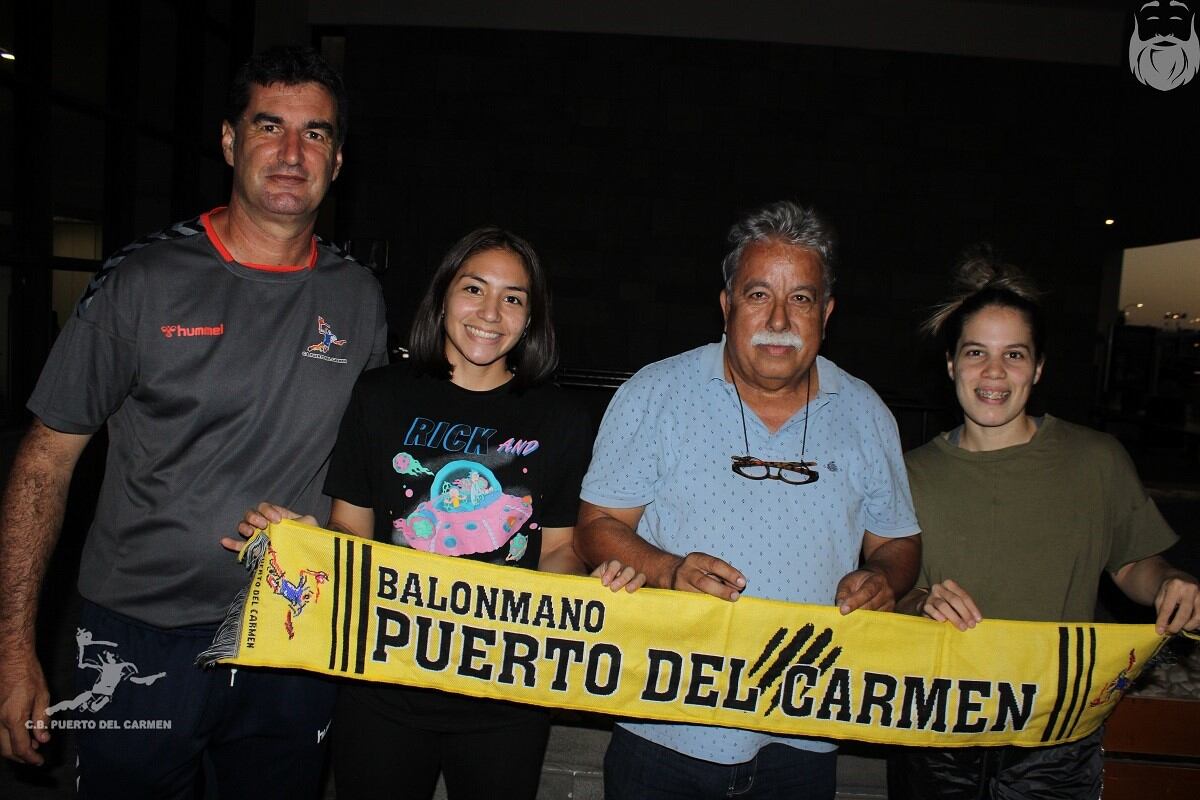 Presidente y entrenador del Puerto del Carmen recibiendo a las dos jugadoras paraguayas.