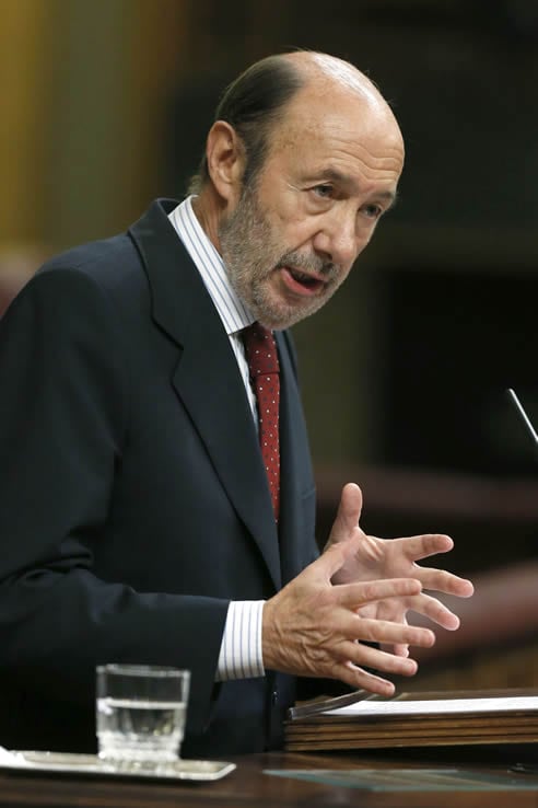 El líder del PSOE, Alfredo Pérez Rubalcaba, durante su intervención en el pleno del Congreso donde el presidente del Gobierno