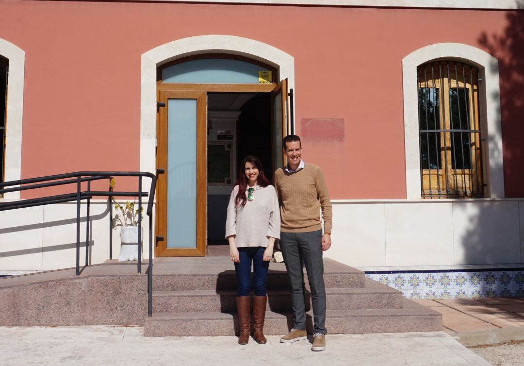 La edil de Igualdad y el alcalde de Elda en la Casa Colorá, Centro Rural Mujer 