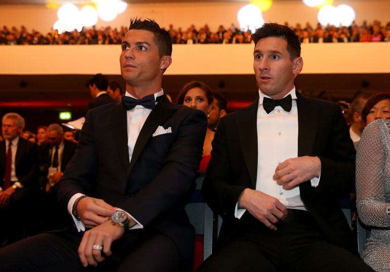 Cristiano y Messi durante la gala del Balón de Oro.