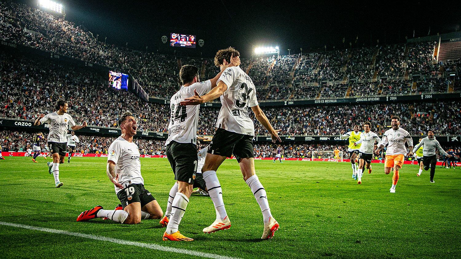 Javi Guerra celebra su tanto para el 2-1 ante el Valladolid en Mestalla