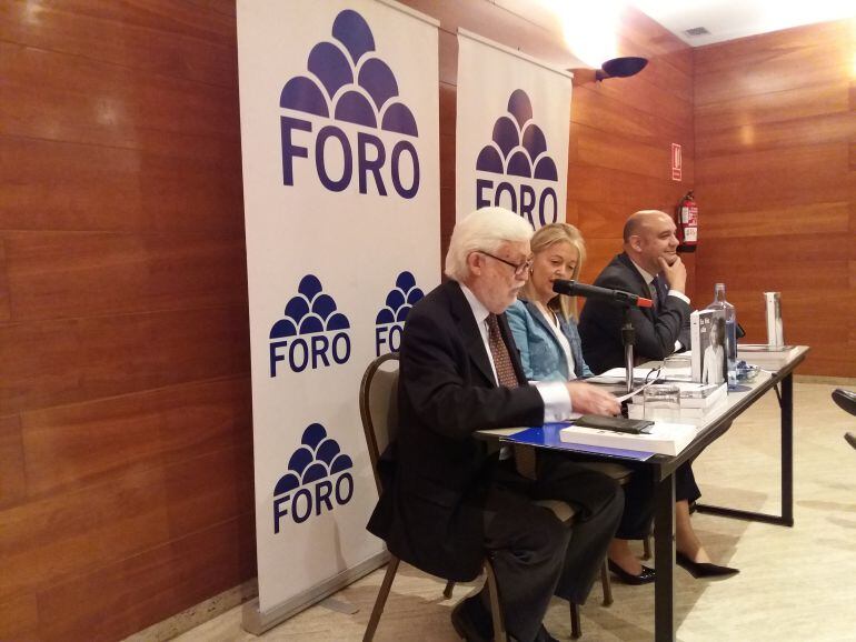 La presidenta de Foro, Cristina Coto en la presentación de su libro " En voz alta". A su derecha el profesor José Girón y a la izquierda el diputado de Foro, Pedro Leal