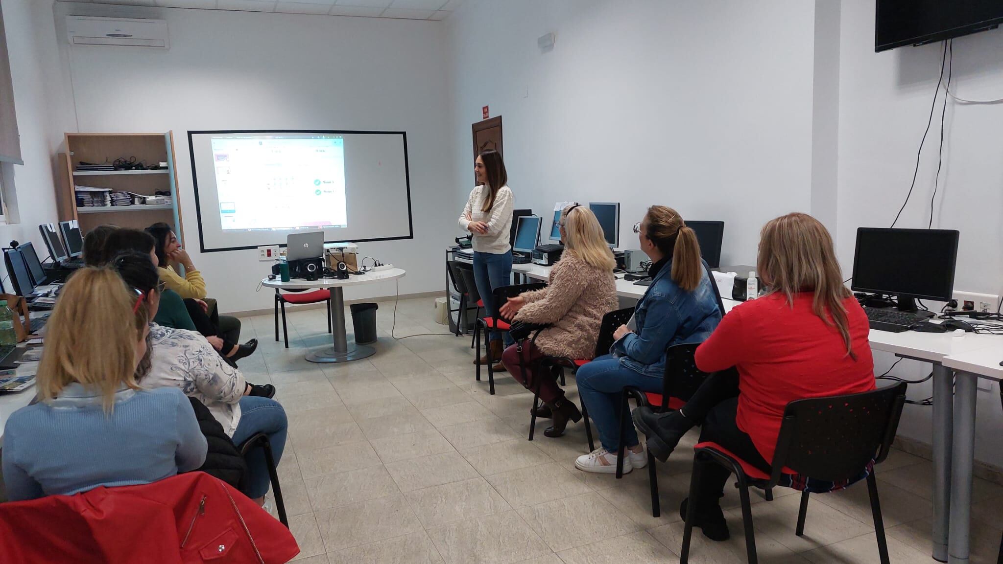 Grupo de mujeres de Jódar en uno de los grupos de formación del PFEA