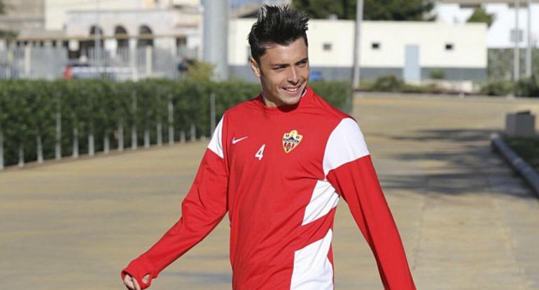 Ximo Navarro, con la equipación de entrenamiento del Almería