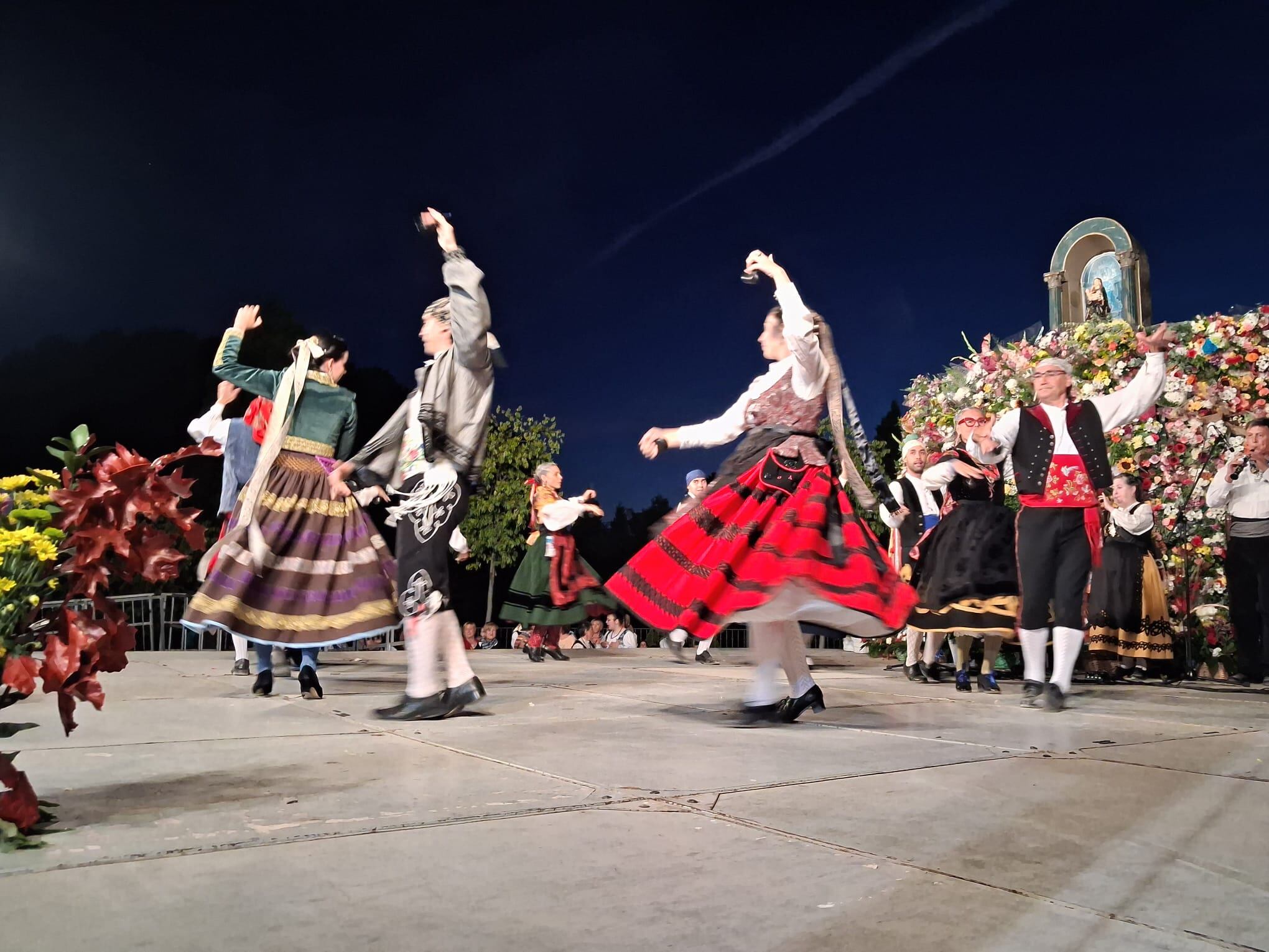Grupo de Jotas Alquería en la ofrenda de flores a la Virgen de las Viñas 2025