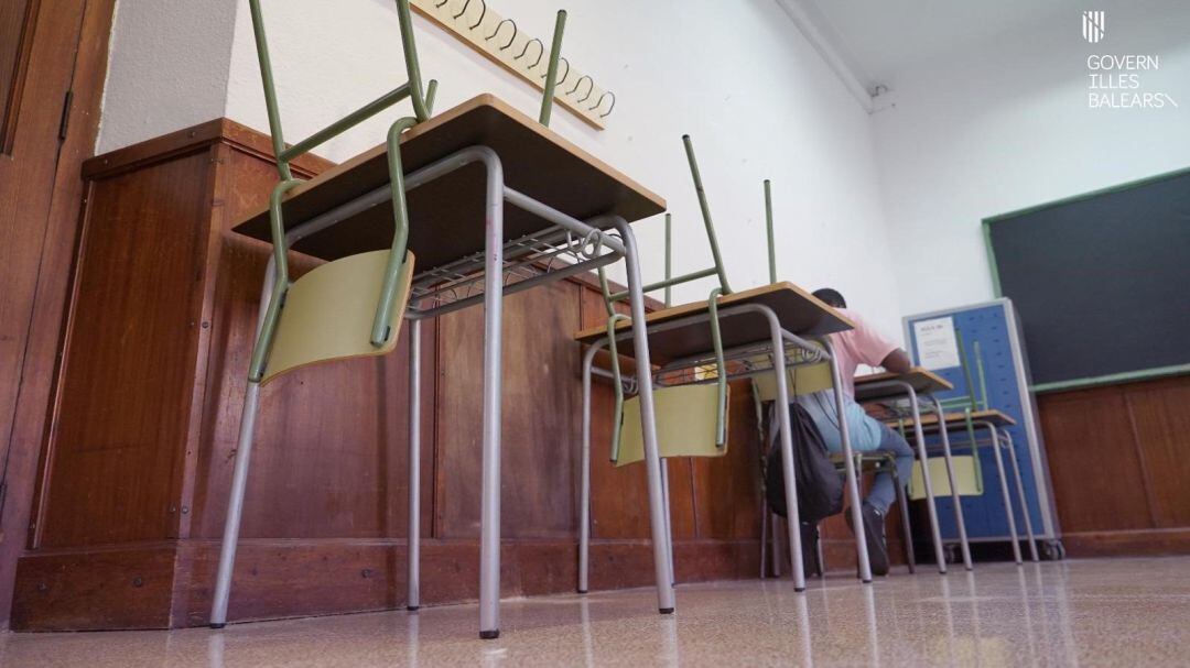 Pupitres vacíos para garantizar separación por el COVID-19 en un aula