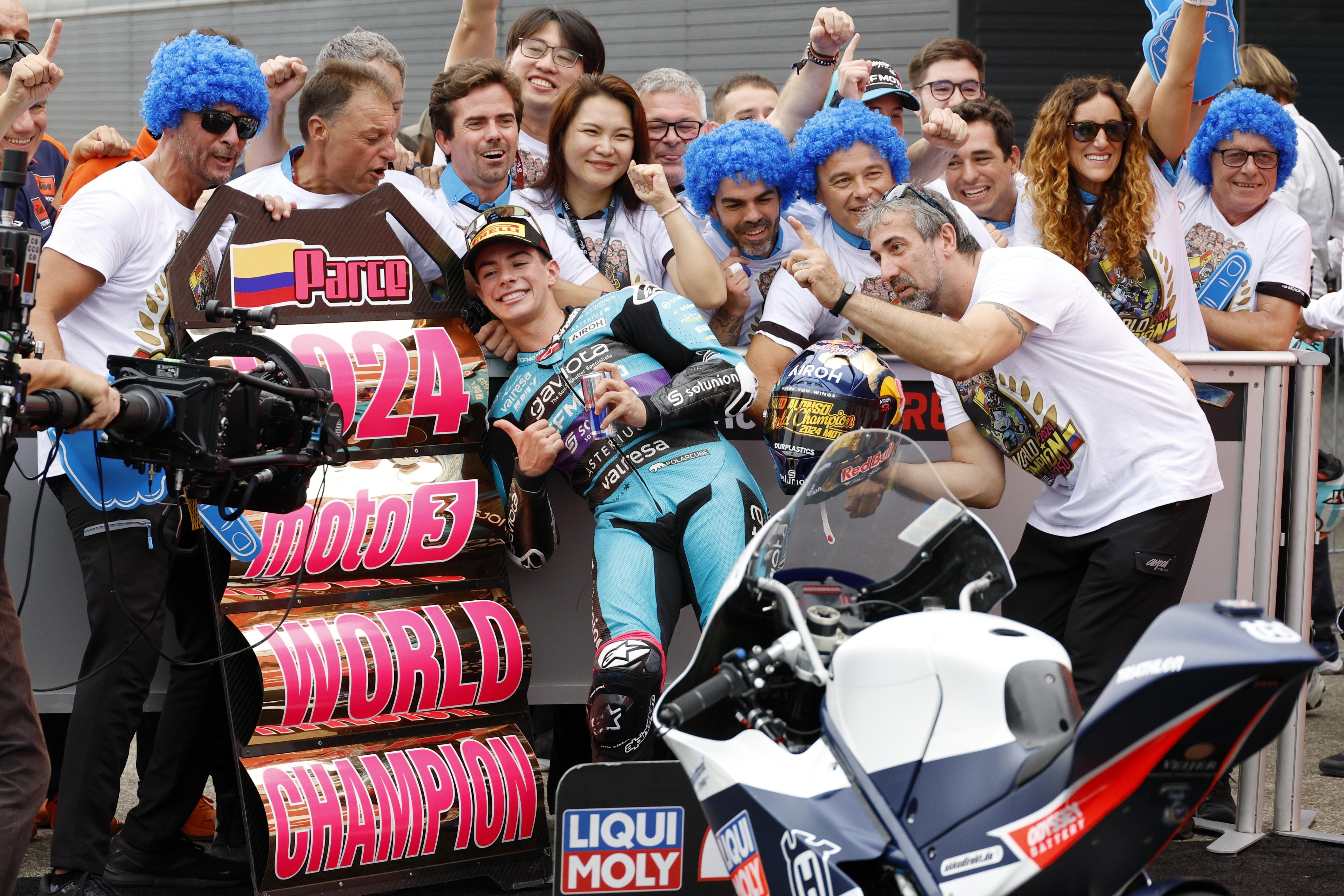 Motegi (Japan), 06/10/2024.- CFMOTO rider David Alonso of Colombia (C), winner and Moto3 World Champion, celebrates after the Moto3 race of the Motorcycling Grand Prix of Japan in Motegi, north of Tokyo, Japan, 06 October 2024. (Motociclismo, Ciclismo, Japón, Tokio) EFE/EPA/FRANCK ROBICHON
