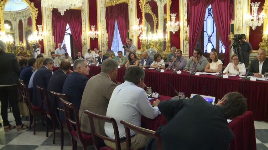 Pleno de la Diputación de Cádiz (Archivo).