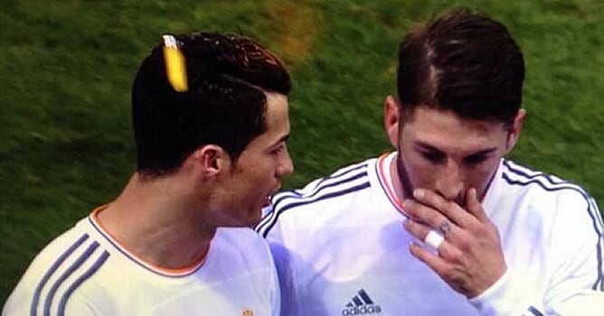 El portugués iba charlando con Ramos cuando el mechero ha impactado en su cabeza