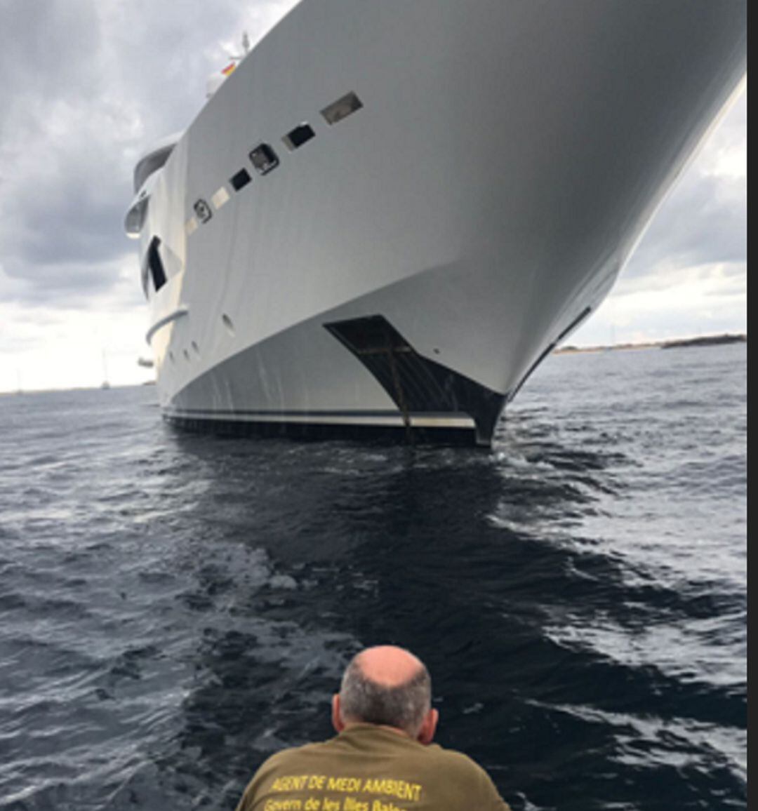 Imagen de uno de los barcos fondeados en aguas pitiusas