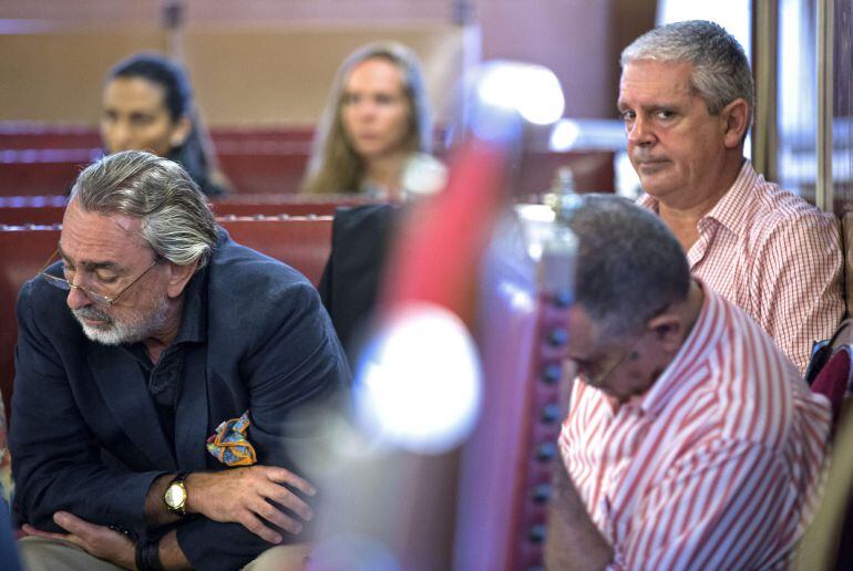 GRA092 VALENCIA, 10/07/2015.- Los cabecillas de la trama Gürtel, Francisco Correa (izqda) y Pablo Crespo, escuchan la declaración de Álvaro Pérez "El Bigotes" esta mañana en la sede del TSJ de la Comunidad Valenciana, donde se reaunuda el juicio por los contratos de la Generalitat con dicha red para el montaje de su expsositor en la feia de turismo Fitur. EFE/Manuel Bruque ***POOL***