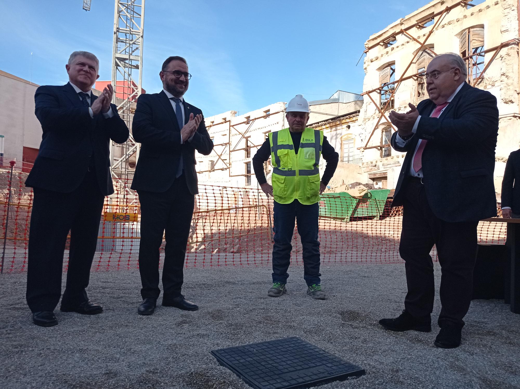 Delegado del Gobierno, José Vélez, alcalde de Lorca, Diego José Mateos,, un trabajador y el secretario de Estado, Tonxtu Rodríguez en la colocación de la primera piedra del Palacio de Justicia