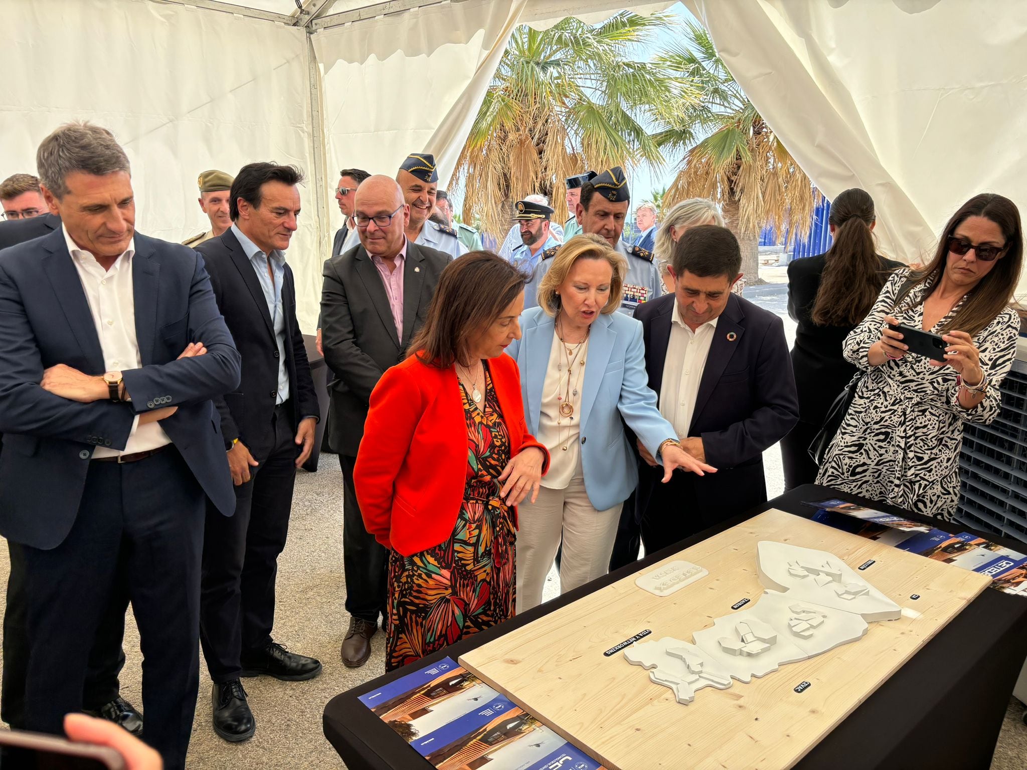 Margarita Robles, ministra de Defensa, visita las instalaciones del CETEDEX con la secretaria de Estado de Defensa, Amparo Valcarce y Francisco Reyes, presidente de la Diputación de Jaén.