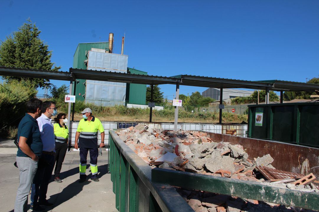 El concejal de Medio Ambiente, Tomás Marcos y el alcalde de Cuéllar visitan el punto limpio junto a varios trabajadores municipales encargados de las instalaciones