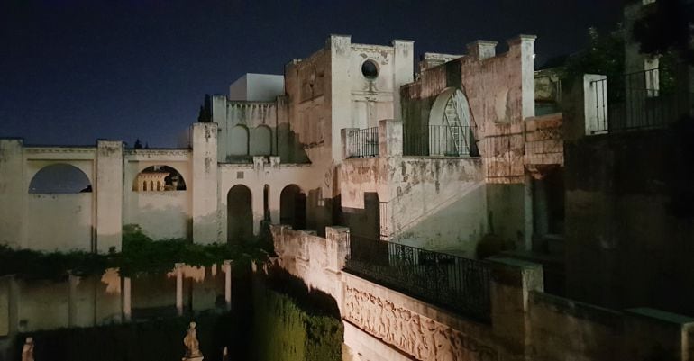 Vista nocturna del Carmen Blanco de la Fundación Rodríguez-Acosta, en la colina de la Alhambra, en Granada