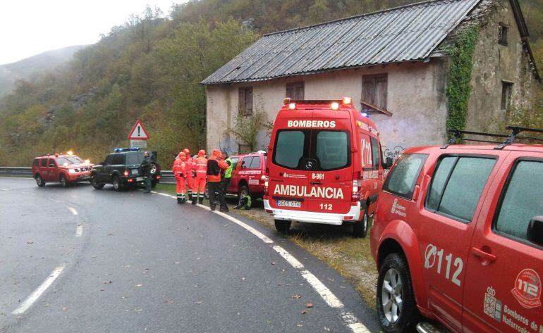 La ambulancia en la que estaba siendo atendida la peregrina, junto a integrantes del dispositivo de búsqueda