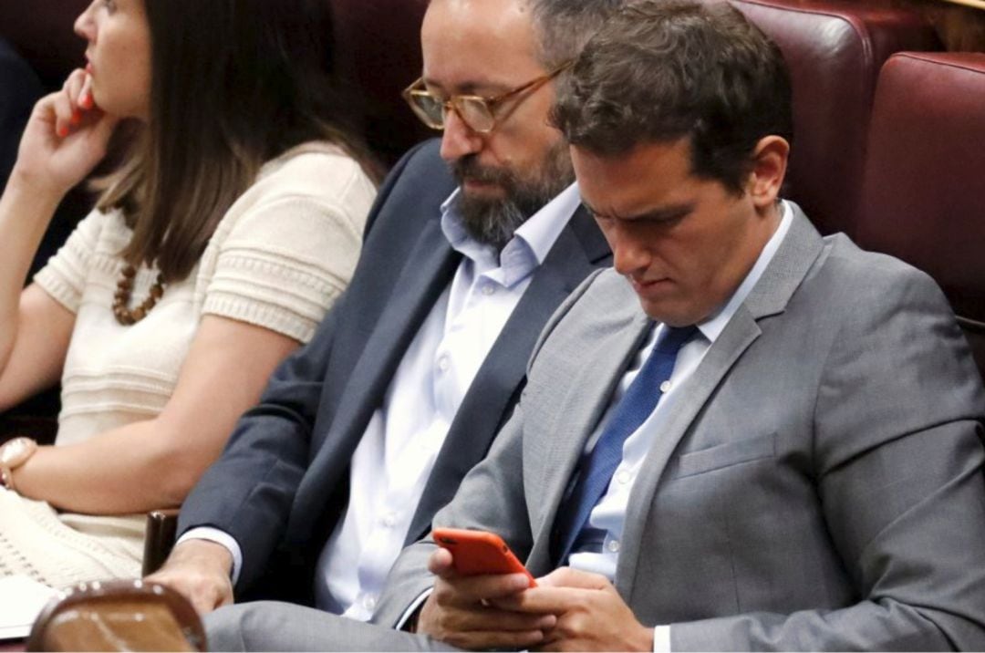 Albert Rivera consulta su teléfono móvil durante una sesión en el Congreso