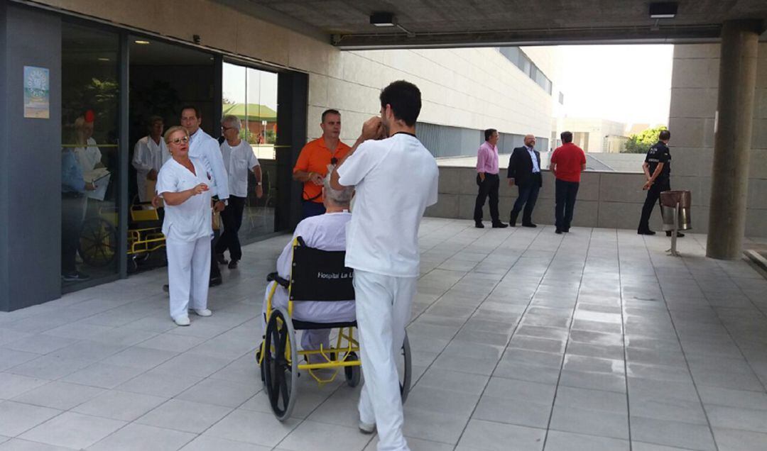 Traslado de pacientes en el Hospital de La Línea