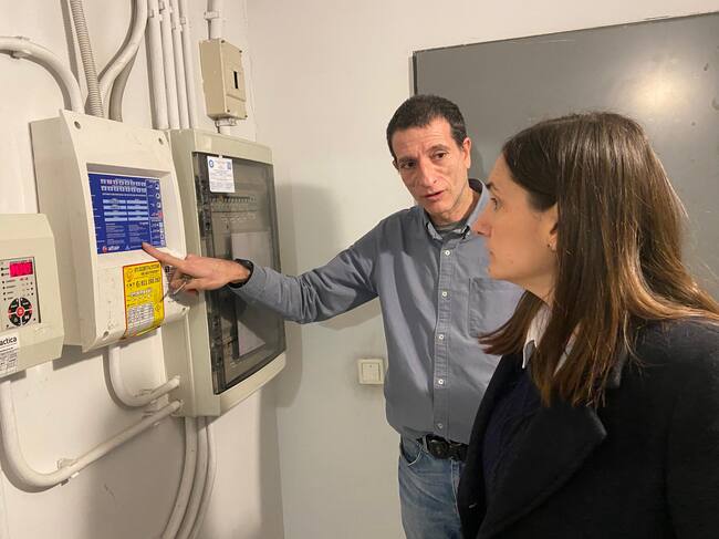 Elisa Valía comprueba de la mano de los vecinos y vecinas de AUMSA todo el equipamiento de las viviendas municipales que lleva más de un año sin el necesario mantenimiento