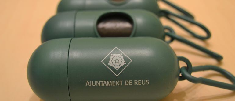 Els dispensadors que reparteix l'Ajuntament de Reus.