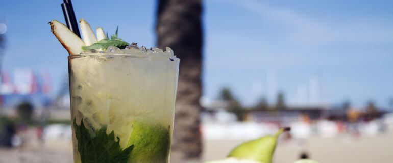 El precio de los mojitos ofrecidos por vendedores ambulantes en Barcelona ronda los cinco euros.