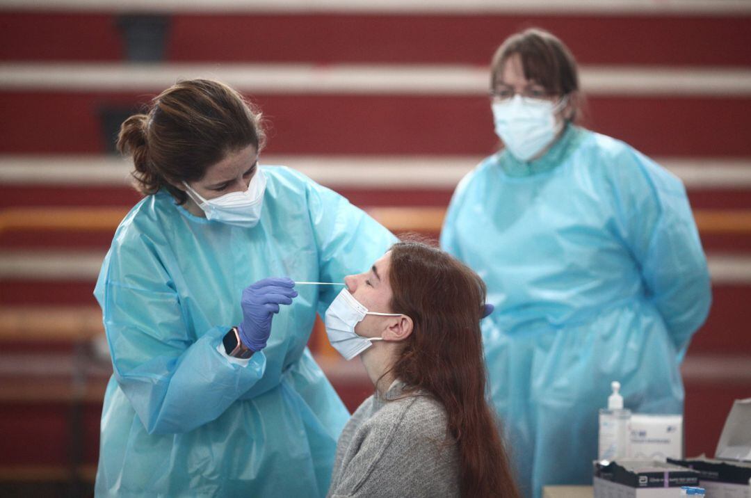 Sanitaria realiza un test de coronavirus.