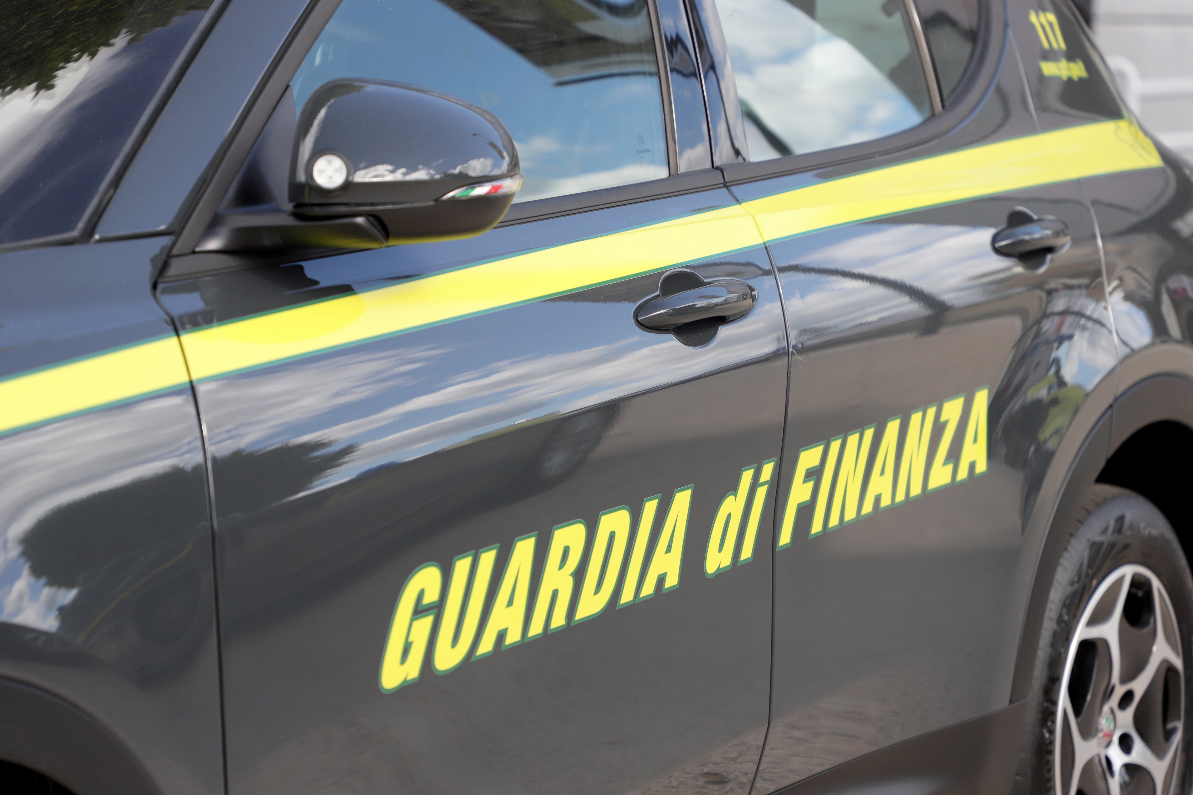 Coche de La Guardia di Finanza en una foto de archivo