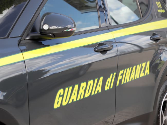 Coche de La Guardia di Finanza en una foto de archivo