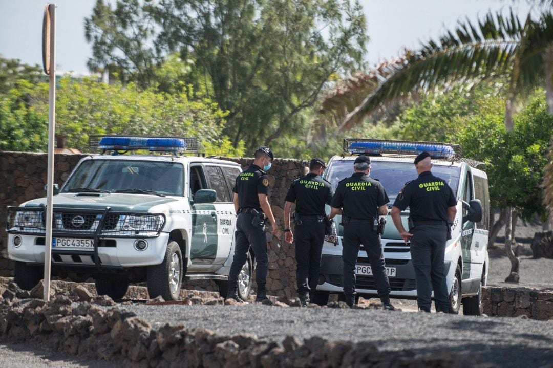 Efectivos de la Guardia Civil custodian la llegada del presidente del Gobierno, Pedro Sánchez, a la residencia de La Mareta en la localidad de Costa Teguise en Lanzarote, donde va a pasar unos días de vacaciones.