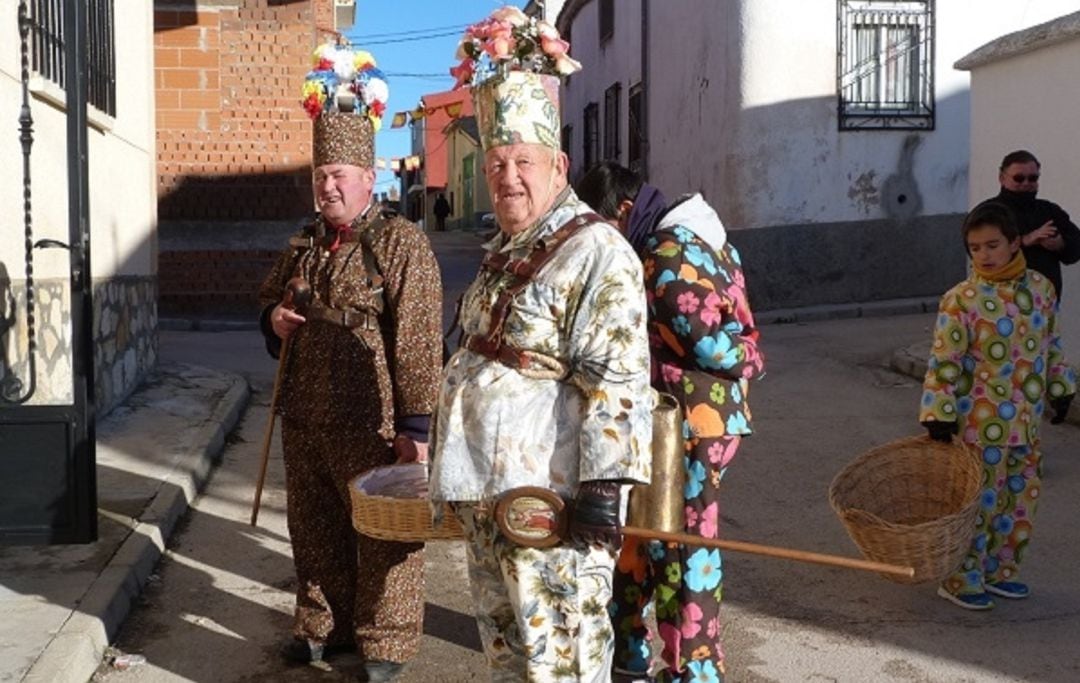 Aniceto Rodrigo, en primer plano, ataviado de diablo mayor por las calles de Almonacid del Marquesado durante la fiesta de La Endiablada de 2014.