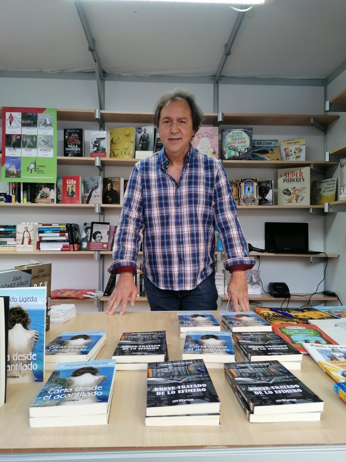 Fernando, en una firma de libros