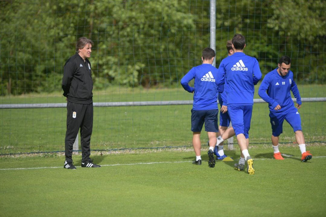 Sergio Egea dirige la primera sesión en su regreso al Oviedo