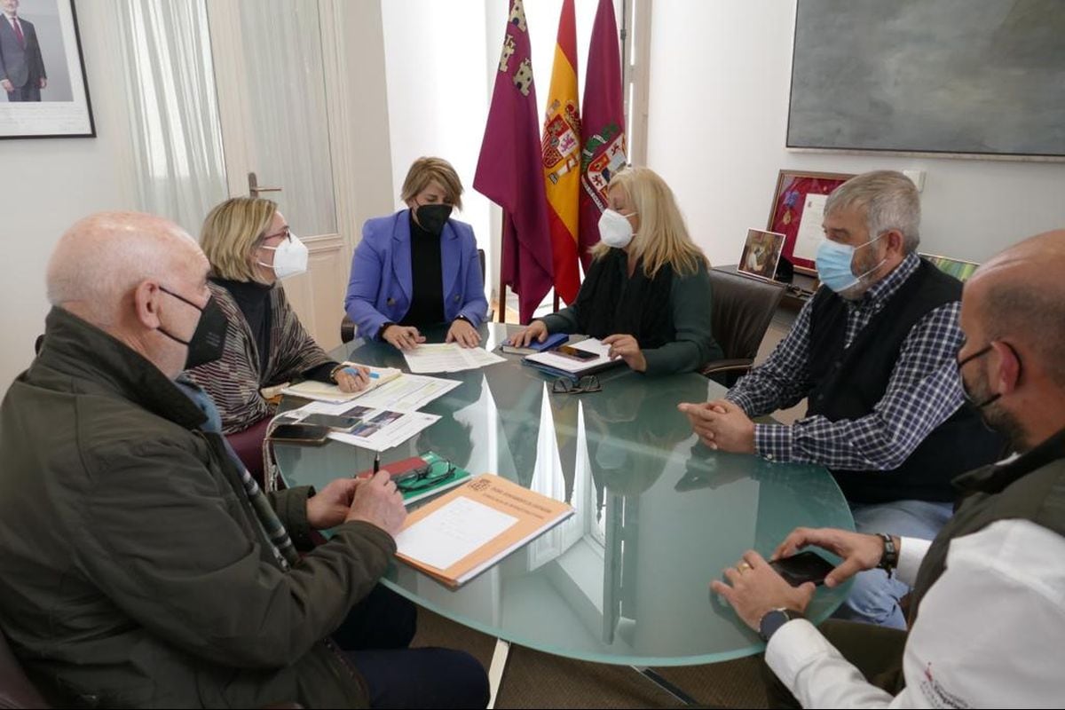 El Ayuntamiento acuerda con los vecinos de Los Nietos arreglar el paseo marítimo