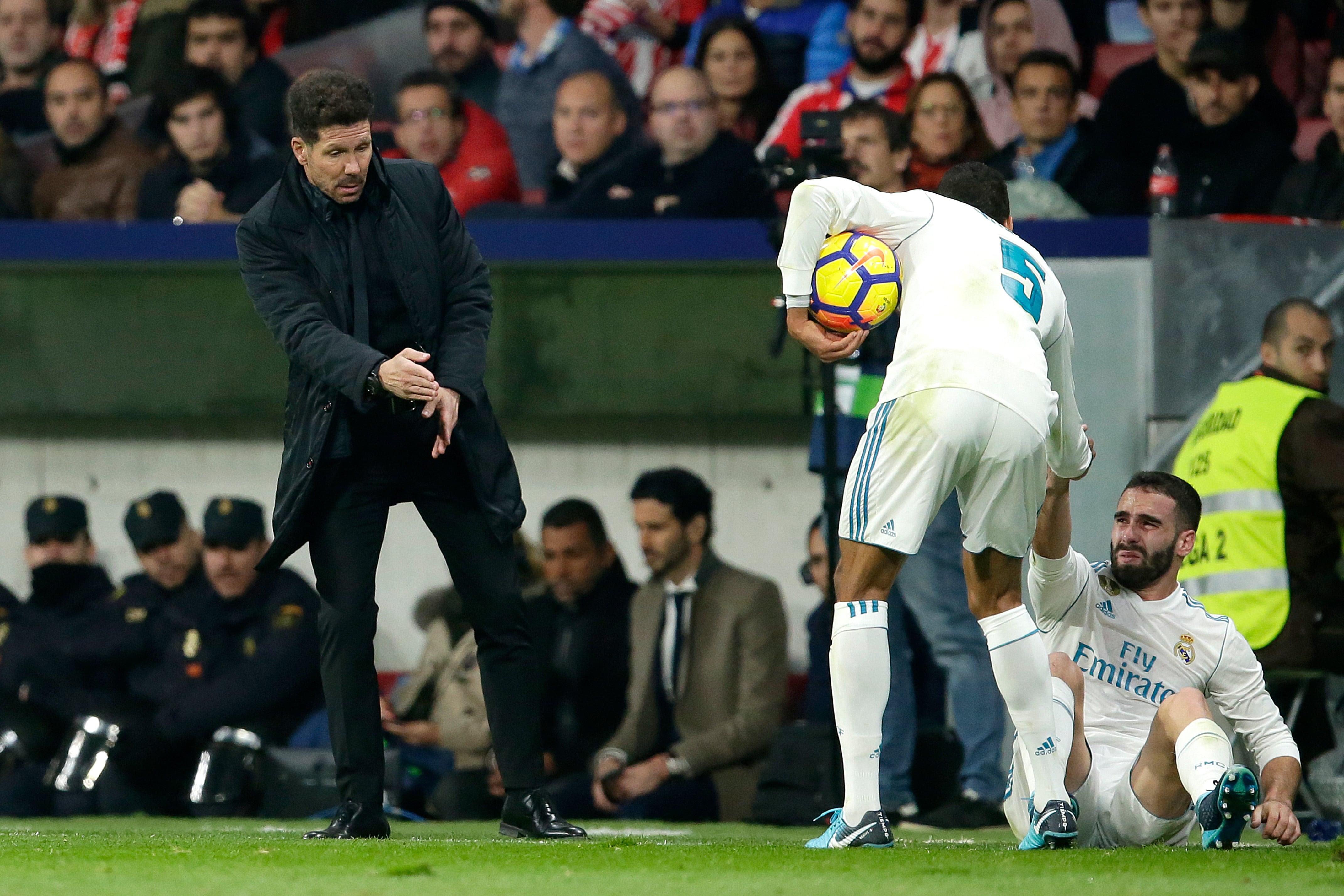 El &#039;Cholo&#039; Simeone, junto a Raphael Varane y Dani Carvajal durante el &#039;derbi&#039; madrileño