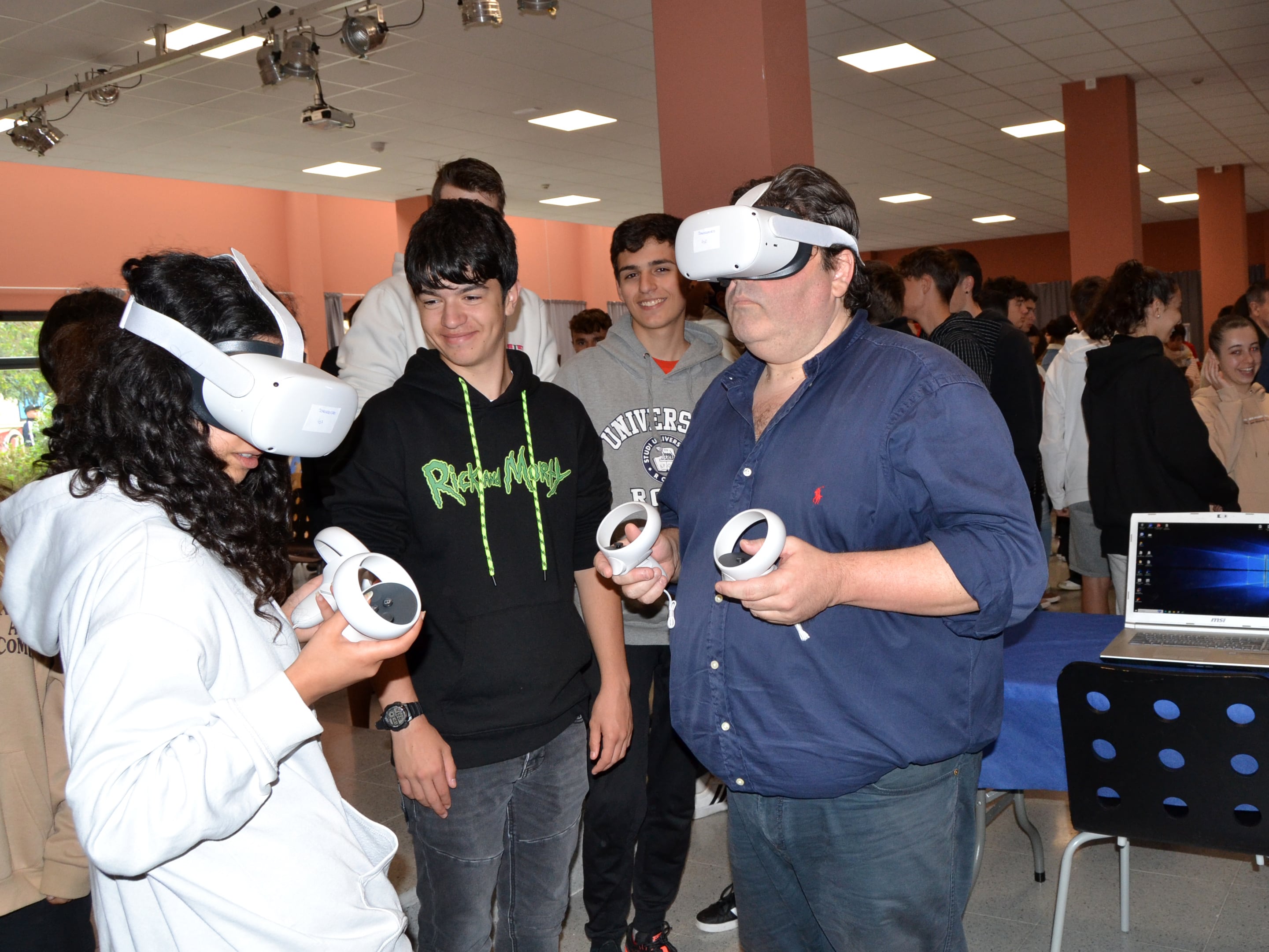 Alumnos de Somorrostro probando gafas de realidad virtual