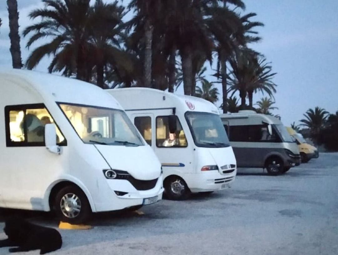 Autocaravanas aparcadas en Almuñécar