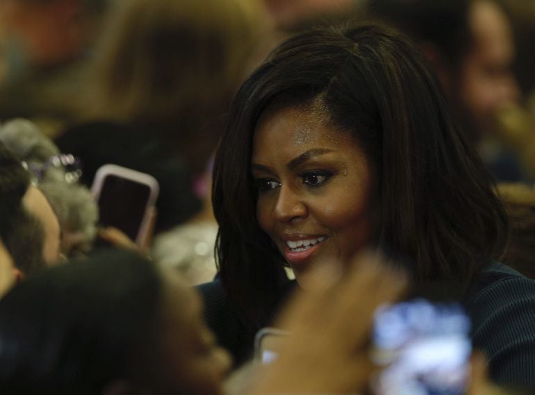   La primera dama estadounidense Michelle Obama participa en un acto electoral de la candidata presidencial del partido demócrata, Hillary Clinton, en Manchester, Nuevo Hampshire,  